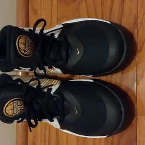 Nike 5Y boys (SCHOOL IS IN 📚)